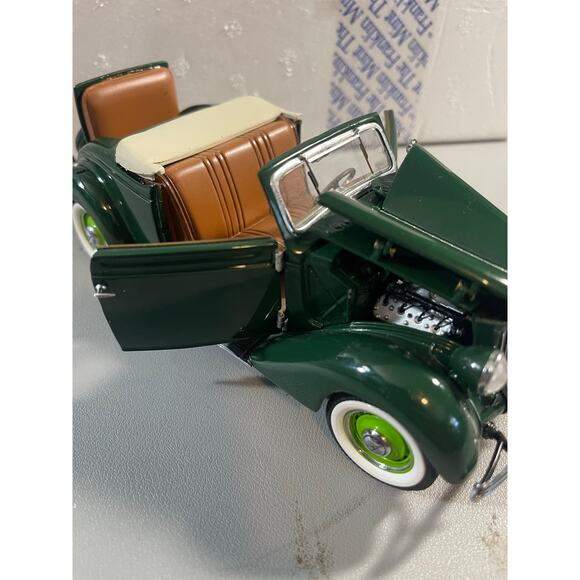 Franklin Mint 1:24 1936 Ford Deluxe Cabriolet Convertible - Picture 6 of 15